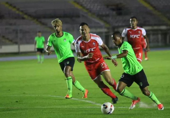Santa Gema y San Francisco empataron a cero goles anoche en el estadio Rommel Fernández. /Foto Anayansi Gamez