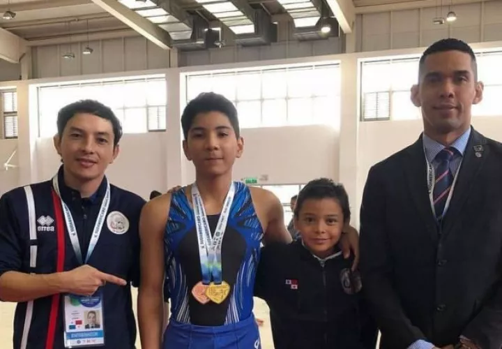 Richard Atencio luce las dos medallas ganadas en Perú. /Foto colimpicopanama