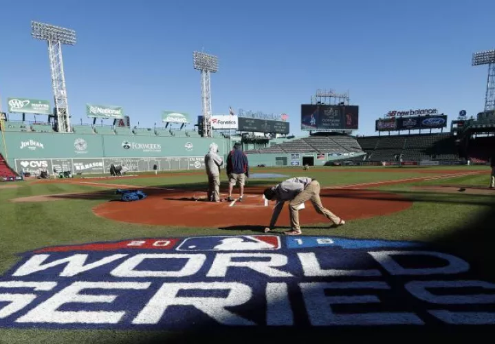 Cuidan el estado del césped del Fenway Park para la serie final. /Foto EFE 