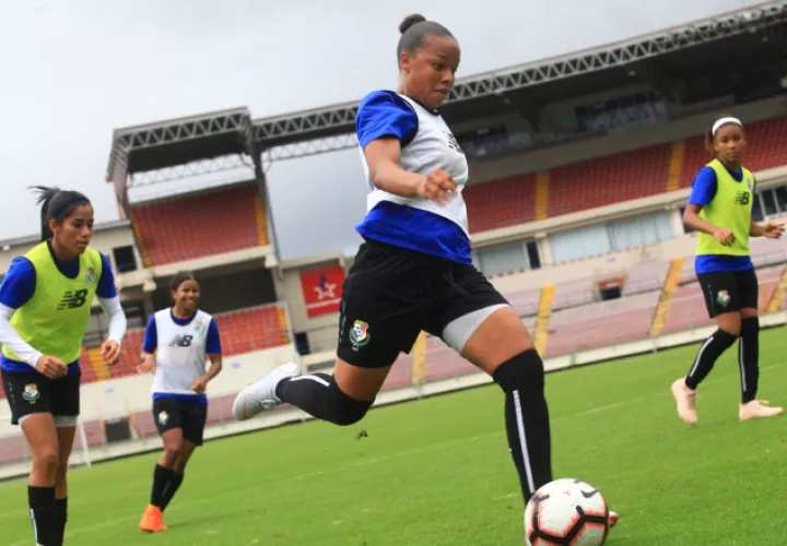 Yomira Pinzón despeja el balón durante los entrenamientos del seleccionado femenino. /Foto Anayansi Gamez