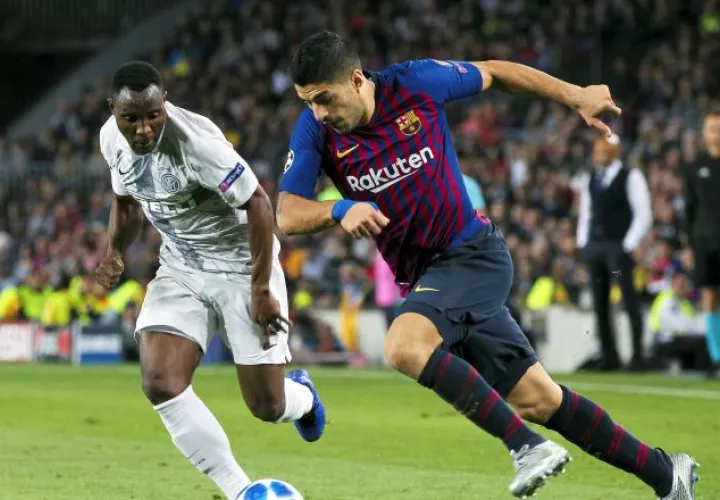 El delantero uruguayo Luis Suárez del Barcelona (dcha.) conduce el balón ante la marca de Kwadwo Asamoah, del Ínter de Milán /Foto EFE
