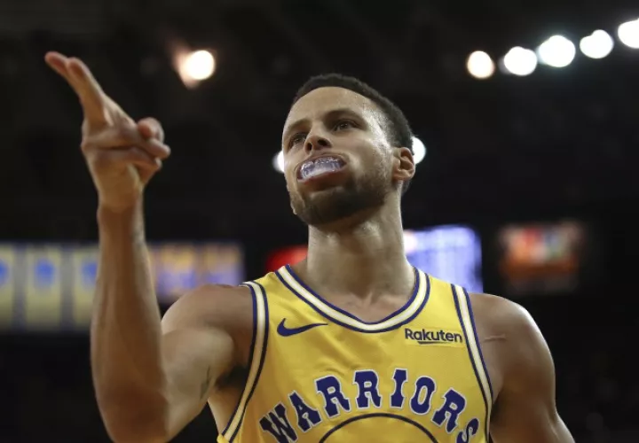 Stephen Curry estuvo finísimo a la ofensiva.