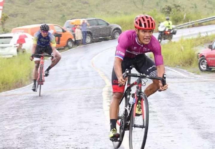 Carlos Samudio (Rali Claro) y Yelko Gómez, del Ininco TRCI, hacen el descenso en una etapa marcada por la lluvia. /Foto @Fepaci