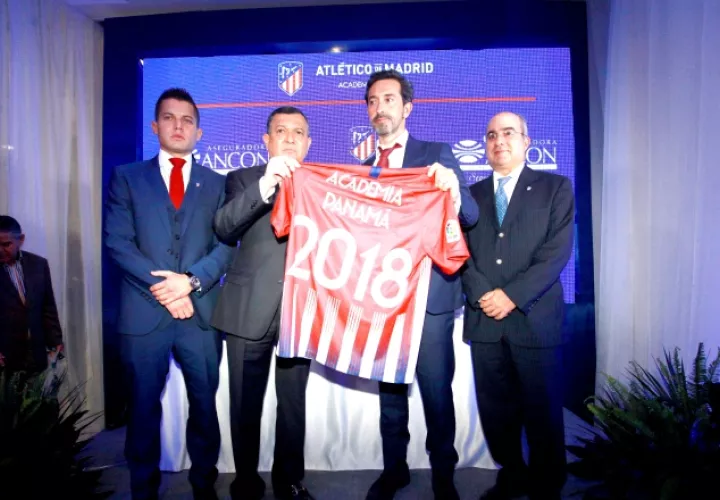 En el orden usual, Tobías Enrique Carrero, Tobías Carrero Nacar, Emilio Gutiérrez y Francisco Arias presentan la camiseta de la escuela. /Foto Anayansi Gamez 