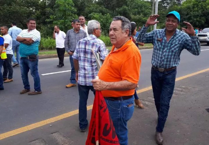 La protesta se realizó al mediodía de ayer y duró un aproximado de tres horas. José Vásquez