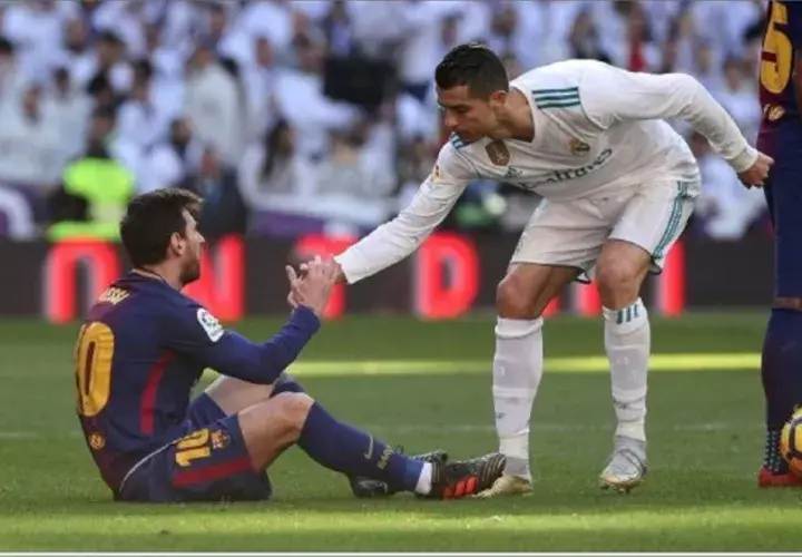 Messi y Cristiano Ronaldo en uno de sus clásicos. Foto:AP
