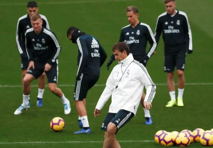 Lopetegui, técnico de Real Madrid (cent.), durante la práctica de ayer en la Ciudad Deportiva de Valdebebas para enfrentar a Barcelona. /Foto EFE