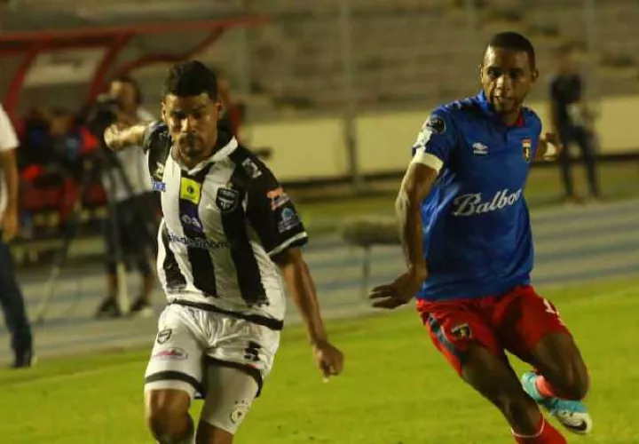 Tauro y Plaza Amador empataron a cero goles anoche en el clásico. /Foto Anayansi Gamez
