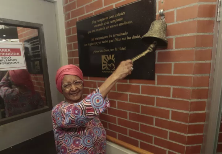 Ana de Millares cumplió 50 años de laborar en Editora Panamá América. /Foto Archivos 