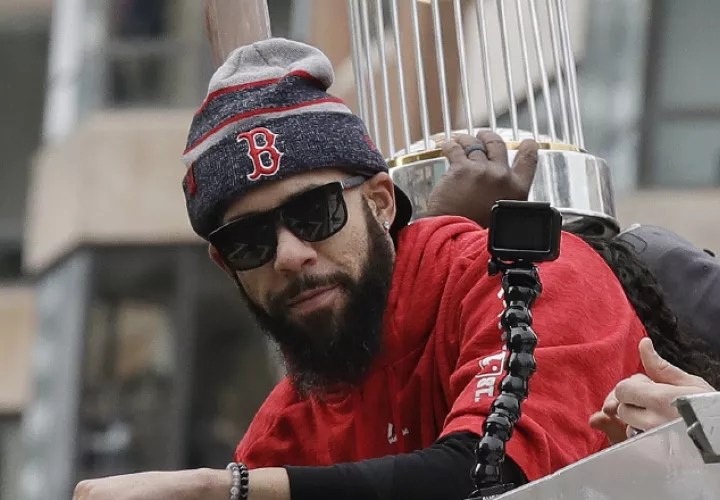 David Price festeja el título con la afición. /Foto AP