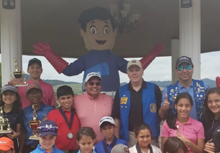 Los pequeños con sus trofeos. /Foto Cortesía