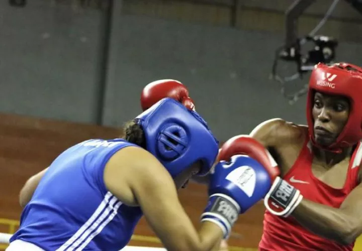 En la final, Bylon (d) puso como estrategia llevar la pelea al límite y ganar en puntos. Aso. /Foto Costarricense de Boxeo