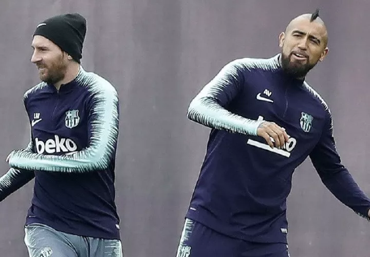 Leo Messi acompañado del chileno Arturo Vidal (d). EFE