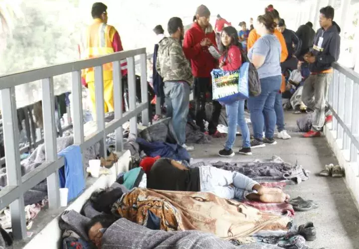 Los refugios están totalmente llenos lo que obliga a buscar otros lugares para cobijarse. EFE
