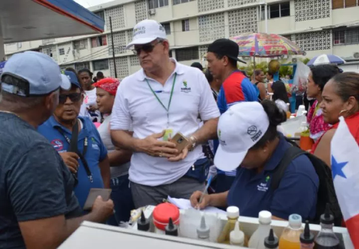 En San Miguelito se han   hecho revisiones de carnés de salud y  puestos de comida para evitar malestares por mal manejo de alimentos. /Foto: Cortesía