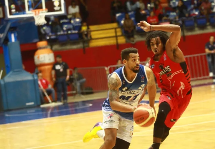 Trevor Gaskins (izq.) aportó 20 puntos en triunfo de Correcaminos. /Foto Anayansi Gamez