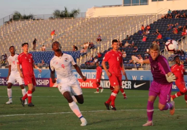 Andrick Edwards, de Panamá (9), en una llegada al arco  rival. /Foto @Fepafut