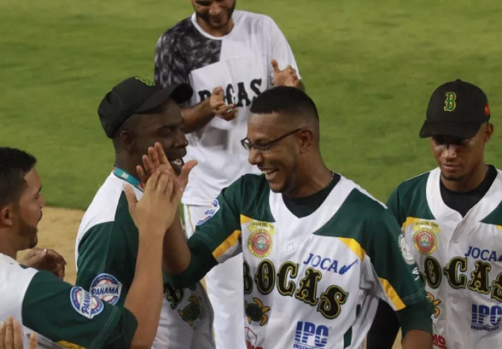 Euclides Bethancourt (lentes) jugó para Bocas del Toro este año. /Foto Cortesía