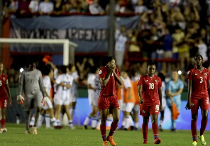 Jugadoras de Panamá lamentan la derrota. /Foto AP