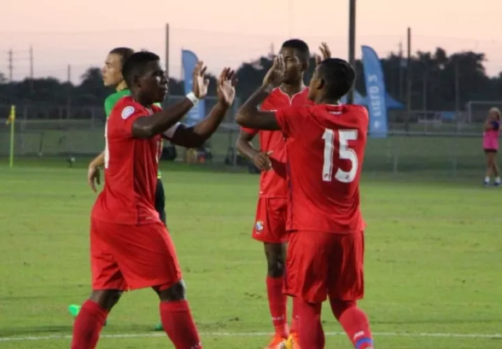 Diego Valanta, de Panamá (15), festeja uno de sus goles ante Dominica. /Foto @Fepafut