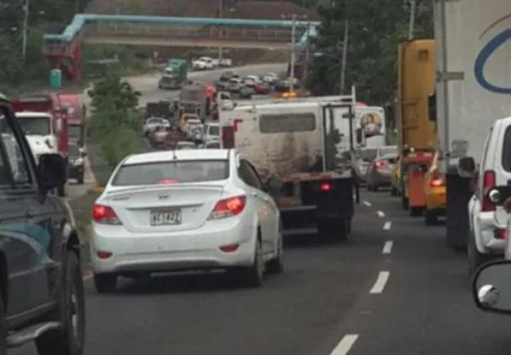 La cantidad de vehículos que se mueven en la Transístmica es grande. Foto: Panamá América
