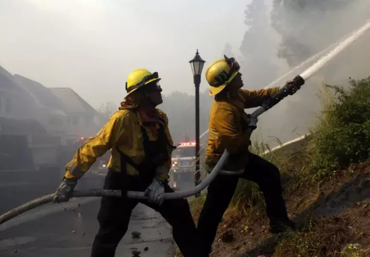 Buscan recursos extraordinarios para enfrentar el fuego. EFE