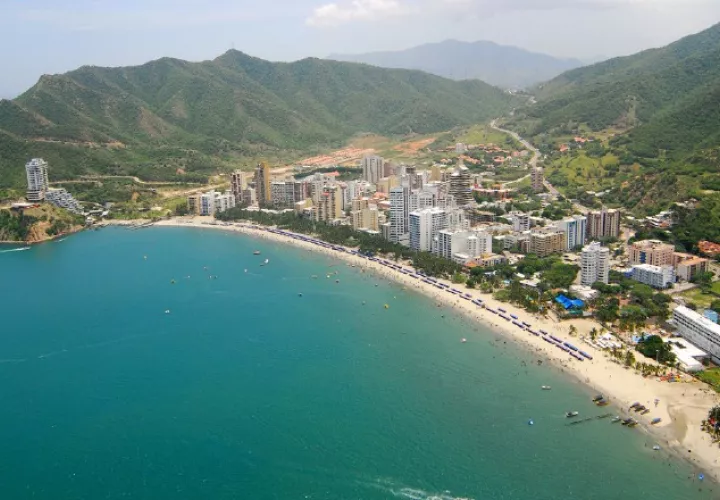 La playa El Rodadero está ubicada a 10 minutos de la ciudad de Santa Marta, lo que la hace muy accesible al público.