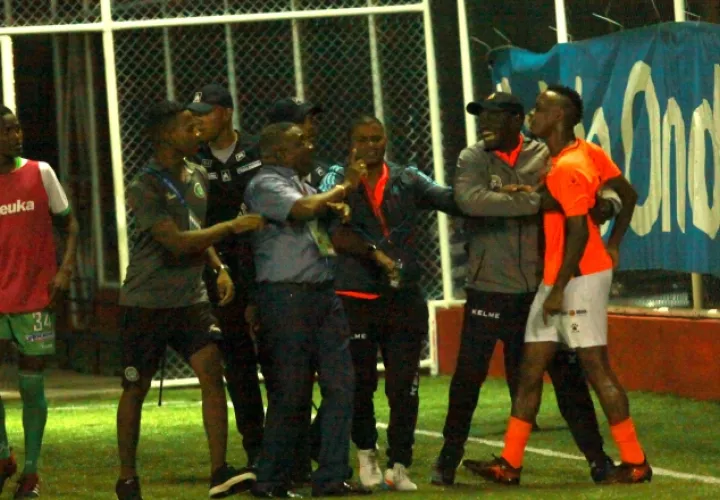 Jair Palacios lamentó que el partido haya terminado de una manera tan penosa. /Foto Anayansi Gamez