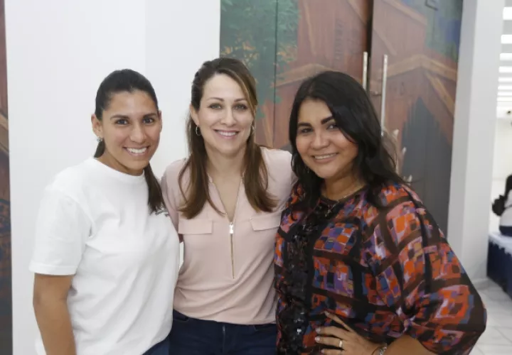 2. Itzel Lombardo de Niño, Adriana Paredes de Carles y Yasmeira M. Arenas T. 