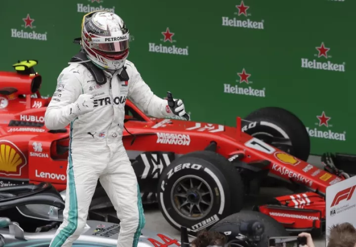 Lewis Hamilton festeja su triunfo. /Foto AP