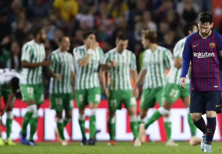Messi (der.) del Barcelona, abandona la cancha. /Foto AP