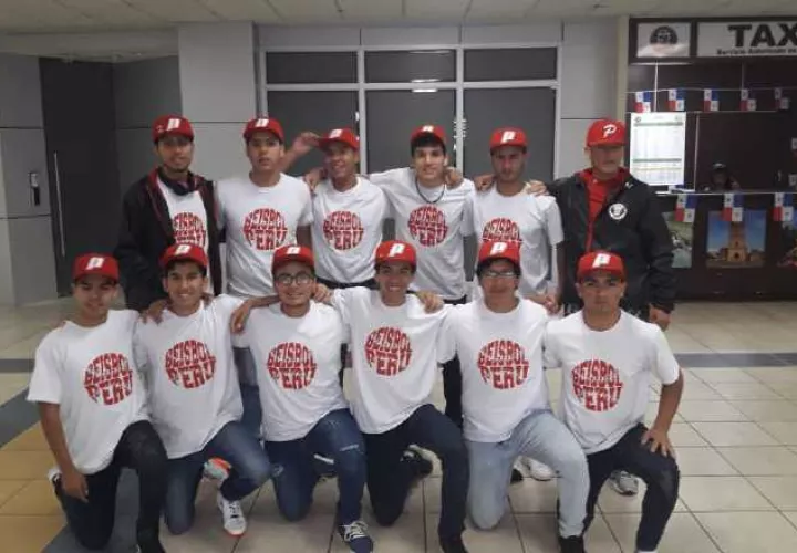 La novena de Perú a su llegada a Panamá. /Foto Fedebeis