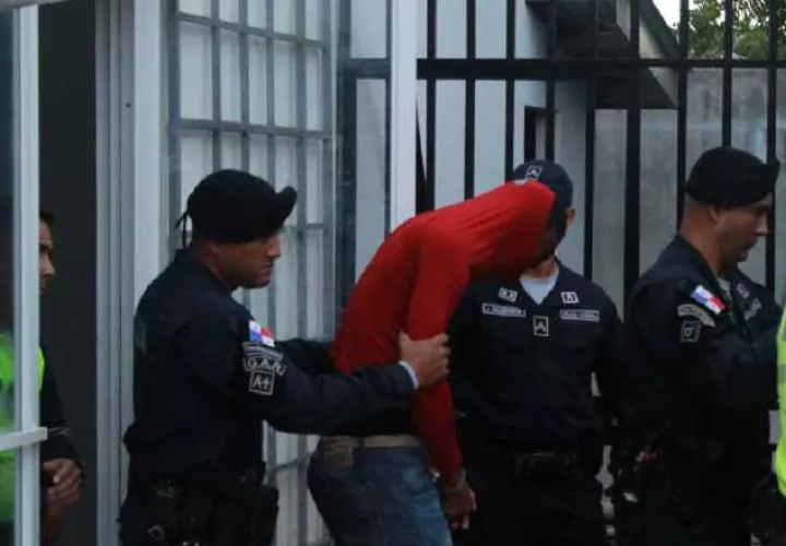 Uno de los implicados mientras era trasladado. /Foto Thays Domínguez