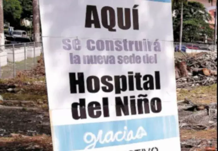 Un letrero se mantiene en el terreno donde debería levantarse. /Foto Cortesía