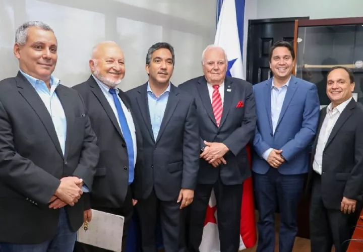 Henry Pozo (tercero de izquierda a derecha) y Mario Pérez, director de Pandeportes junto a los dirigentes de Odecabe. /Foto Cortesía