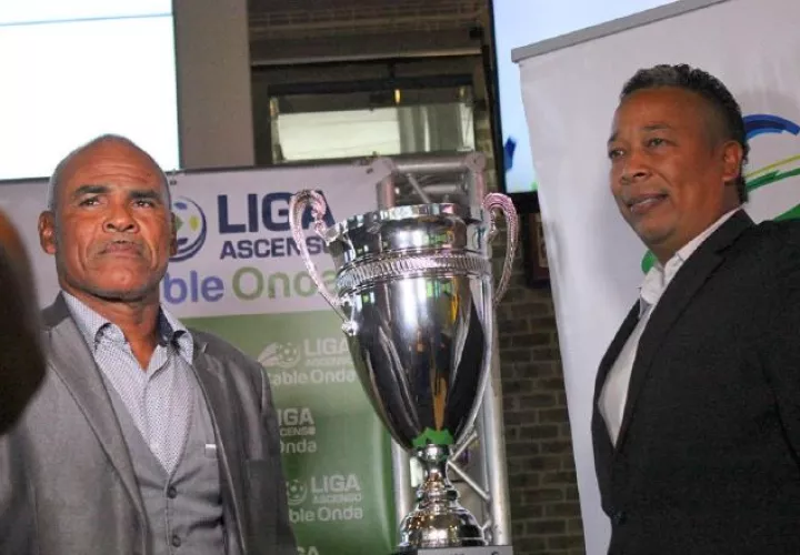 "Nicho" De La Flor (izq.) técnico de Leones y Carlos Miranda de Colón C3. /Foto Cortesía