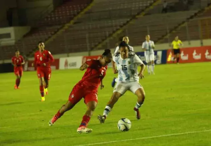 Yomira Pinzón  de Panamá (5) conduce el balón ante la marca de la argentina Miriam Mayorga (15).  /Foto Anayansi Gamez