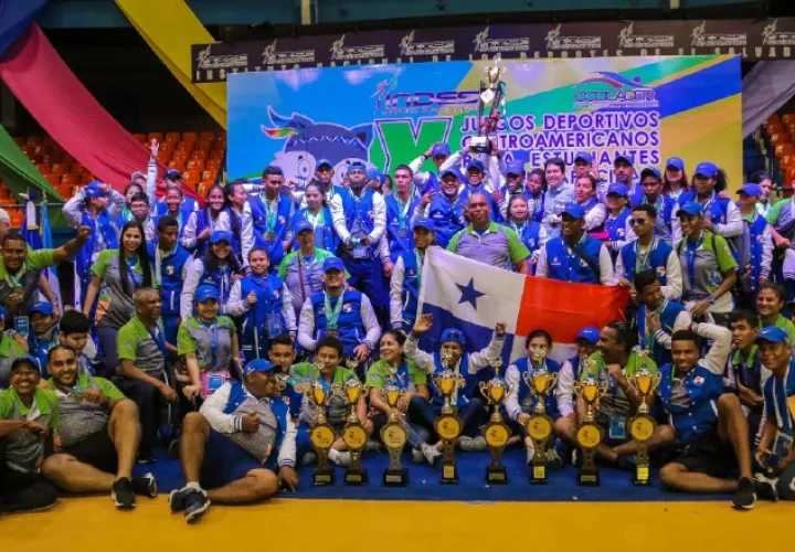 Los deportistas panameños celebran, luego de haber obtenido el primer lugar.
