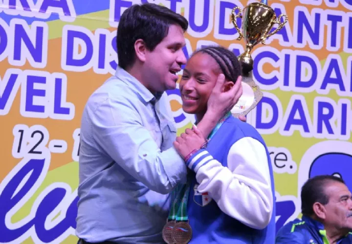 Mario Pérez entregó los premios.