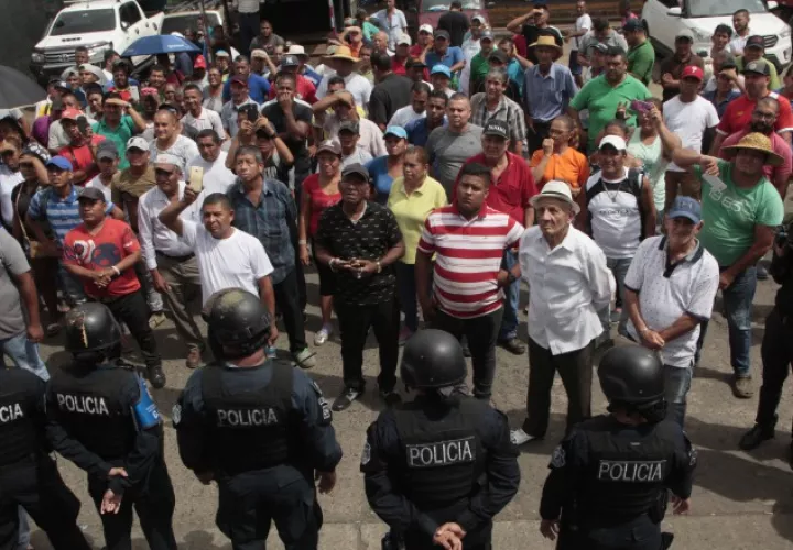 Unidades de Control de Multitudes (UCM) fueron enviadas a la protesta en el Mercado de Abastos. /Foto Víctor Arosemena