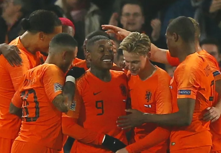 Jugadores de Holanda festejan. AP