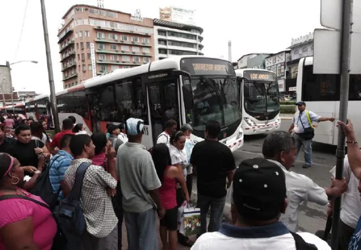 Justo para las fiestas de fin año se podrían dar problemas en el  transporte público. Archivo