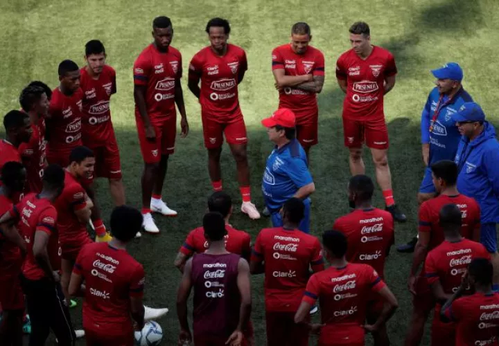 "Bolillo" Gómez (cent.) se prepara para enfrentar a Panamá. /Foto EFE 