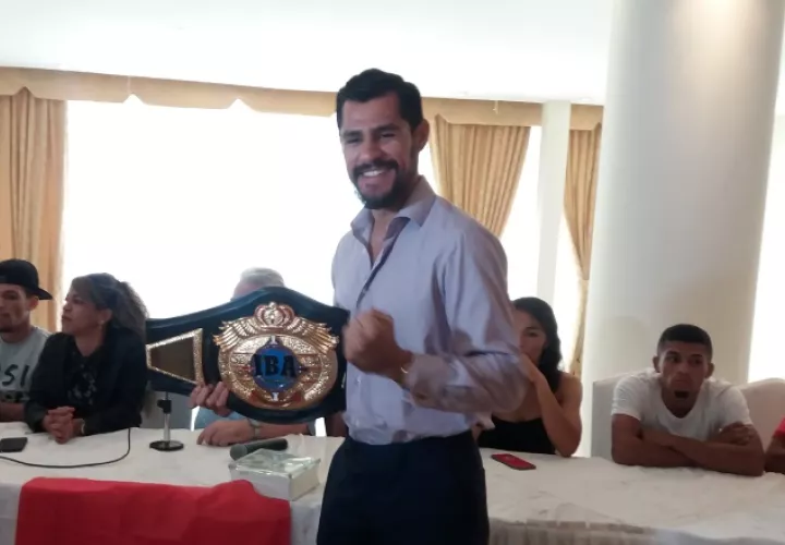 Mexicano Estrella posa con el título que espera ganar. /Foto Jaime Chávez R.