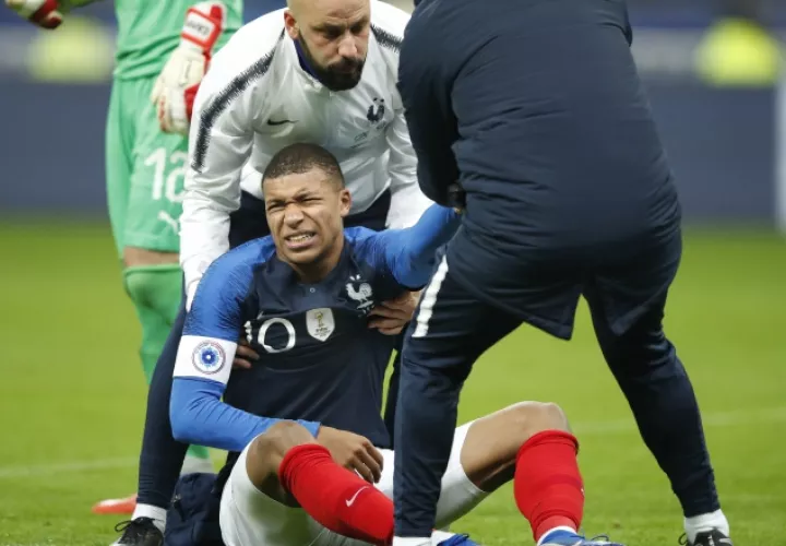 Kylian Mbappé manifiesta dolor. /Foto AP