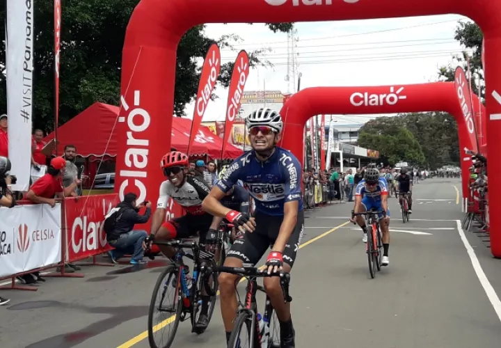 El tico  Daniel Bonilla celebra su victoria en la línea de meta de la Vuelta a Chiriquí. /Foto Mayra Madrid