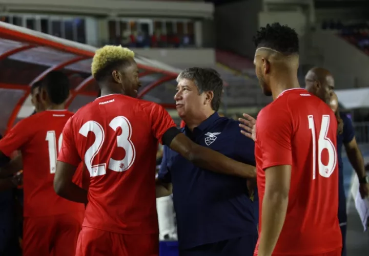Hernán "El Bolillo" Gómez saluda a los jugadores de Panamá antes del amistoso. /Foto Anayansi Gamez
