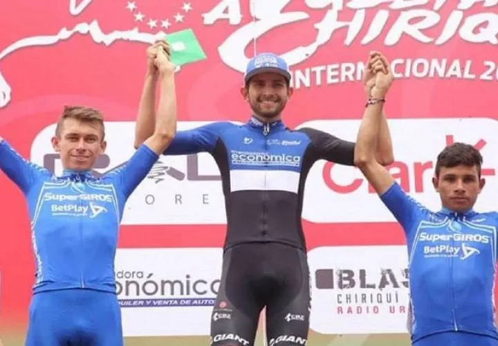 Didier Chaparro (izq.), líder del tour junto al tico Daniel Bonilla y el también colombiano Yuber Contreras. /Foto Fepaci