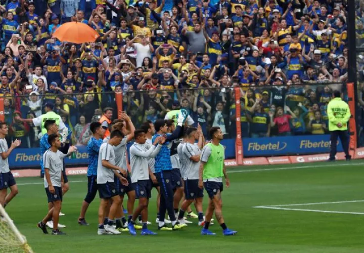 Fanáticos boquenses desbordaron la capacidad del estadio La Bombonera durante los entrenamientos. EFE