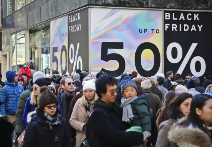 La gente aprovecha la temporada de compras. /Foto AP